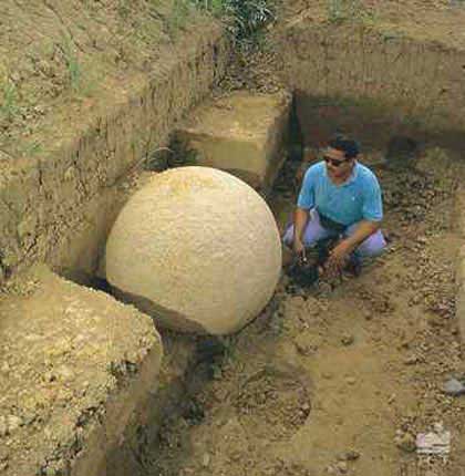 Yacimiento con una bola de piedra