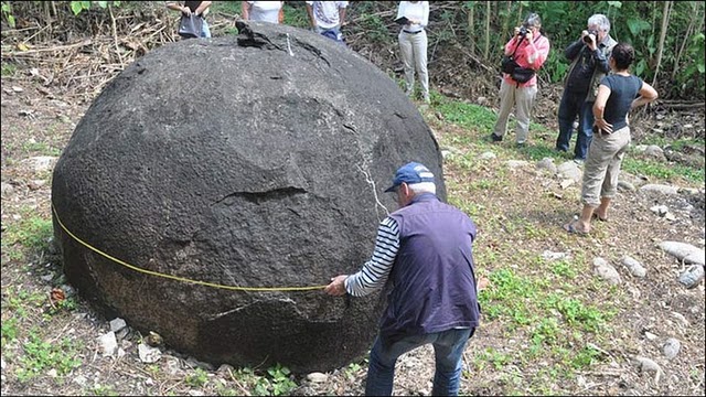 Midiendo el diámetro de una esferas de piedra de 15 Tm