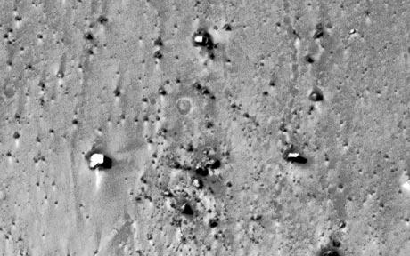 Objeto rectangular sobresaliendo en la superficie de Marte